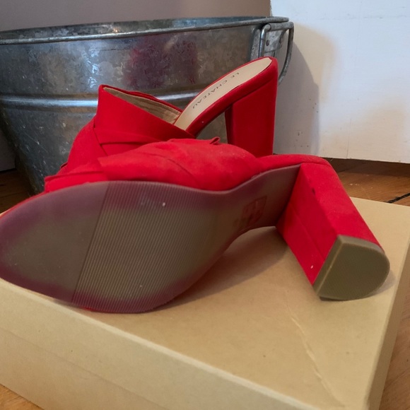 Le Chateau Red Shoes - Picture 4 of 4